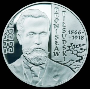 Srebrna moneta okolicznościowa; rewers – Polscy Podróżnicy i Badacze: Bronisław Piłsudski (1866-1918)
