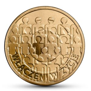 Moneta Nordic Gold; rewers – 50-lecie działalności Polskiego Stowarzyszenia na Rzecz Osób z Upośledzeniem Umysłowym