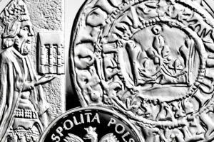 Detal srebrnej monety okolicznościowej – Historia Monety Polskiej – grosz Kazimierza Wielkiego