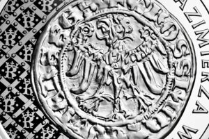 Detal srebrnej monety okolicznościowej – Historia Monety Polskiej – grosz Kazimierza Wielkiego