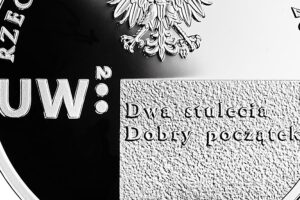 Detal srebrnej monety okolicznościowej – 200. rocznica utworzenia Uniwersytetu Warszawskiego