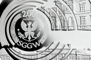 Detal srebrnej monety okolicznościowej – 200-lecie Szkoły Głównej Gospodarstwa Wiejskiego w Warszawie