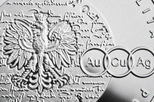Detal srebrnej monety okolicznościowej –