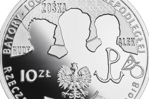 Detal srebrnej monety okolicznościowej – 100-lecie powstania Gimnazjum i Liceum im. Stefana Batorego w Warszawie