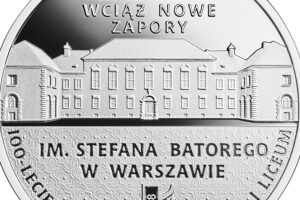 Detal srebrnej monety okolicznościowej – 100-lecie powstania Gimnazjum i Liceum im. Stefana Batorego w Warszawie