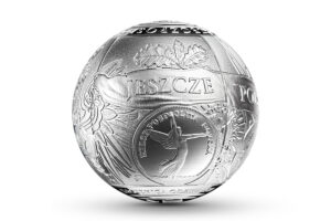 Detal srebrnej monety okolicznościowej w kształcie kuli – 100. rocznica odzyskania przez Polskę niepodległości