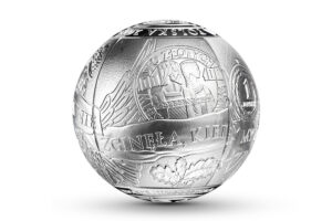 Detal srebrnej monety okolicznościowej w kształcie kuli – 100. rocznica odzyskania przez Polskę niepodległości