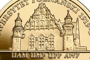 Detal złotej monety – 100-lecie utworzenia Uniwersytetu Poznańskiego