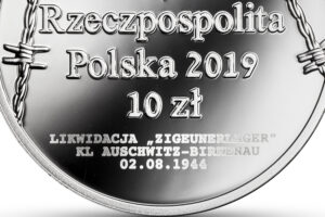 Detal srebrnej monety okolicznościowej – 75. rocznica zagłady Romów i Sinti
