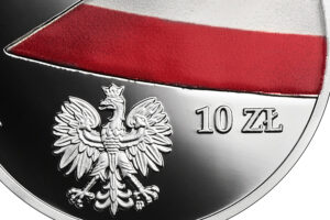 Detal srebrnej monety okolicznościowej – 100-lecie polskiej flagi państwowej