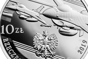 Detal srebrnej monety okolicznościowej – 100-lecie polskiego lotnictwa wojskowego