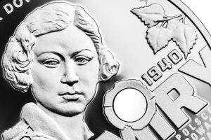 Detal srebrnej monety okolicznościowej – Katyń – Palmiry 1940