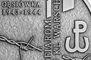 Detal srebrnej monety okolicznościowej – Ofiarom obozu KL Warschau