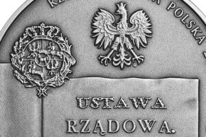 Detal srebrnej monety okolicznościowej – 230. rocznica Konstytucji 3 Maja – dzieła odrodzonej Rzeczypospolitej