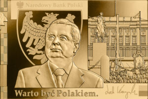Detal złotej monety – Lech Kaczyński. Warto być Polakiem